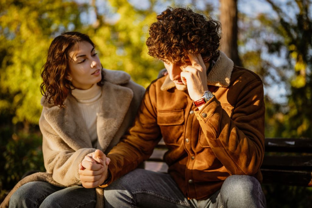 couple-in-park sad couple in park